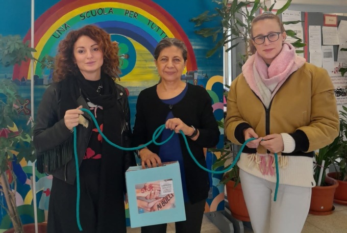Nastri blu nelle scuole contro il bullismo