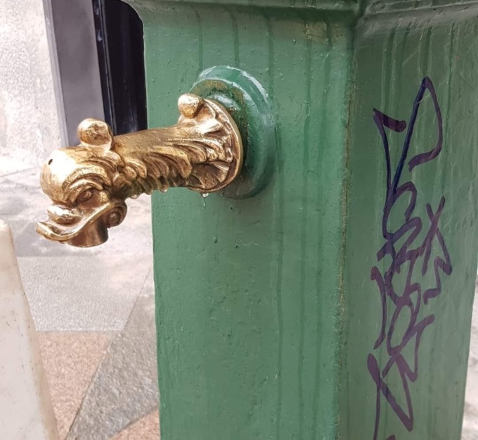 Vandalizzato lo storico drago verde. La sindaca: “Dimmi, cos’hai provato dopo averlo fatto?”