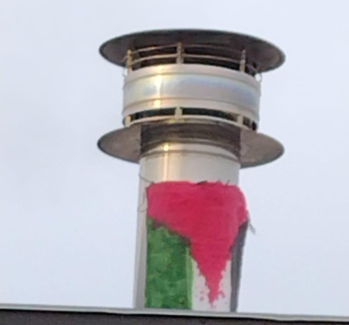 Scritte pro Palestina sulla scuola primaria De Filippo di Rogorotto