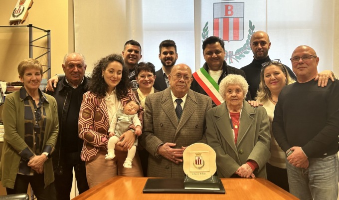 Pergamena del Comune per i trisnonni che festeggiano 70 anni di matrimonio