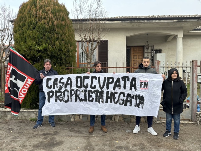 Forza Nuova in protesta davanti a una villa occupata