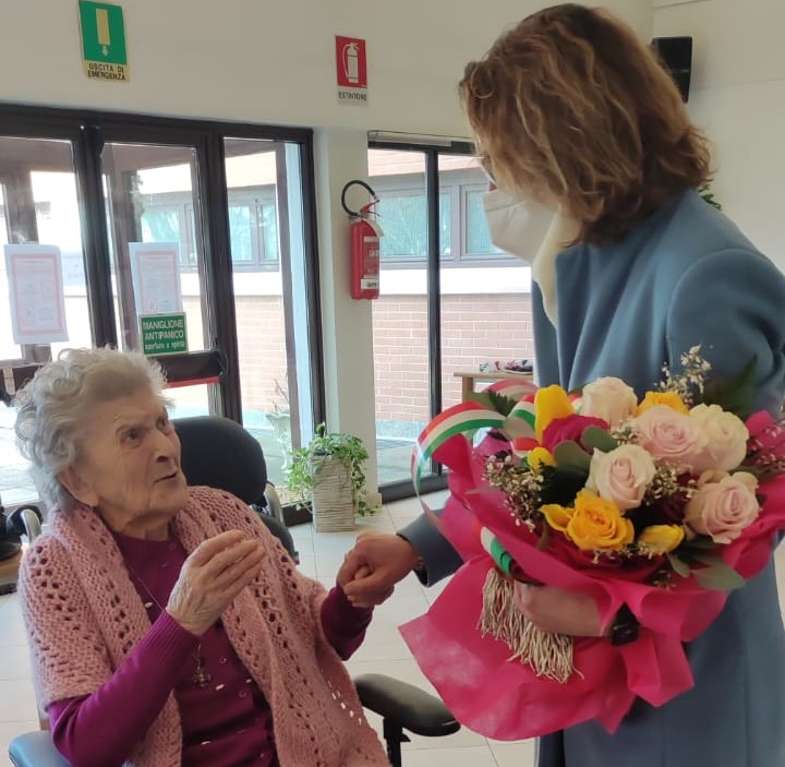 Giuseppina Lanticina 103 anni Casa Famiglia Inveruno con sindaco Sara Bettinelli