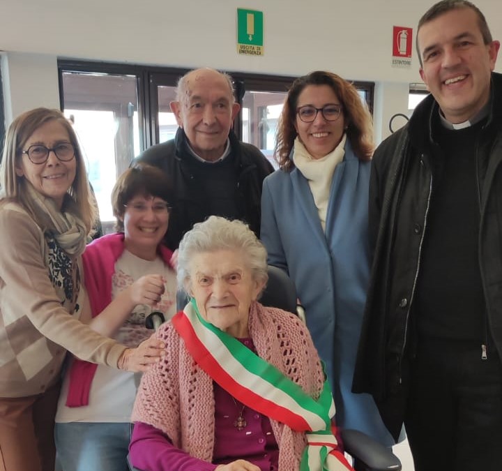 Giuseppina Lanticina 103 anni Casa Famiglia Inveruno con sindaco Sara Bettinelli