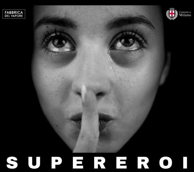La mostra fotografica “Supereroi” per dire stop alla pedopornografia