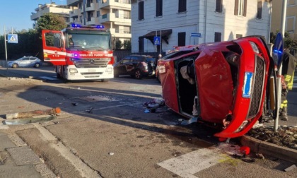 Auto si ribalta: arriva l'ambulanza