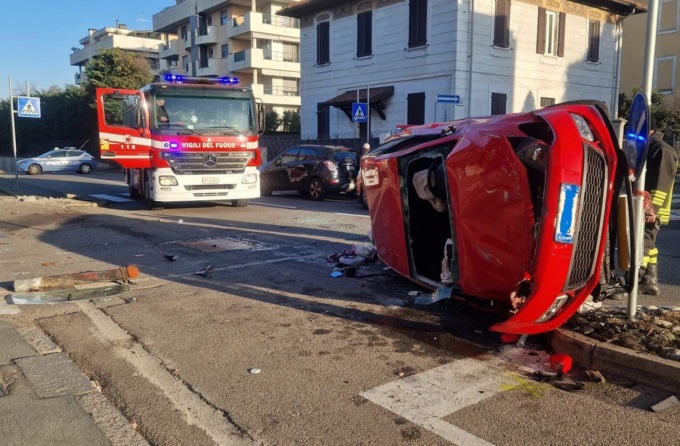 Auto si ribalta: arriva l’ambulanza