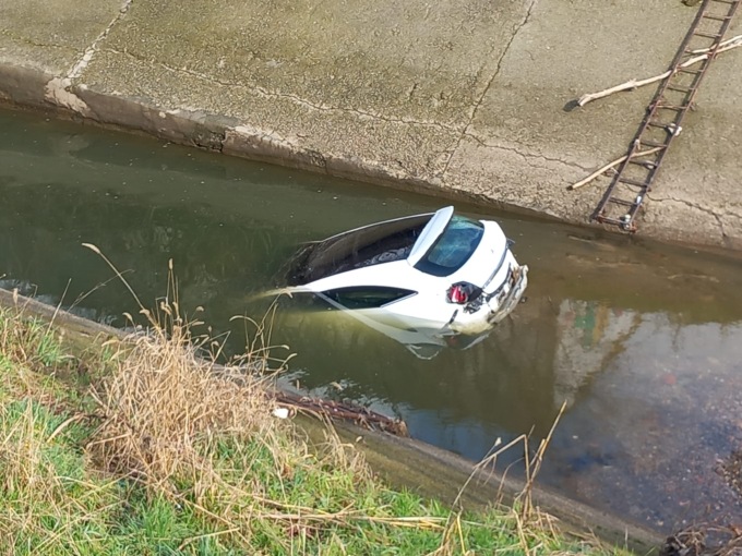 Con l’auto nel canale, si salva salendo sul tetto