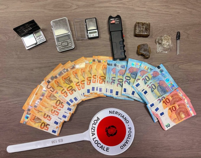 Costringeva un giovane a spacciare: arrestato pusher