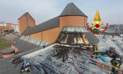 In fiamme la chiesa: intervengono i Vigili del Fuoco
