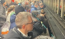 I tifosi bloccano la metropolitana rossa: pendolari in attesa sulla banchina