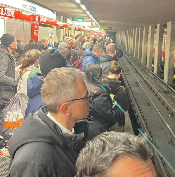 I tifosi bloccano la metropolitana rossa: pendolari in attesa sulla banchina