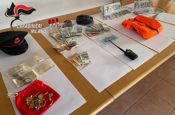 In auto un kit per mettere in atto le truffe: uno arrestato e due in fuga