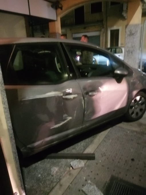 Rubano una macchia e si incastrano sotto i portici del centro di Pogliano dopo una fuga dalla Polizia Locale