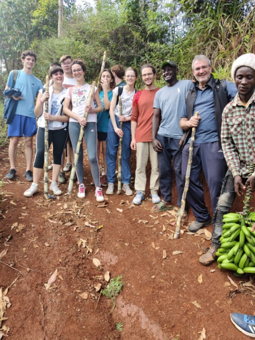 Invece di andare in vacanza, vanno in missione nelle baraccopoli di Nairobi