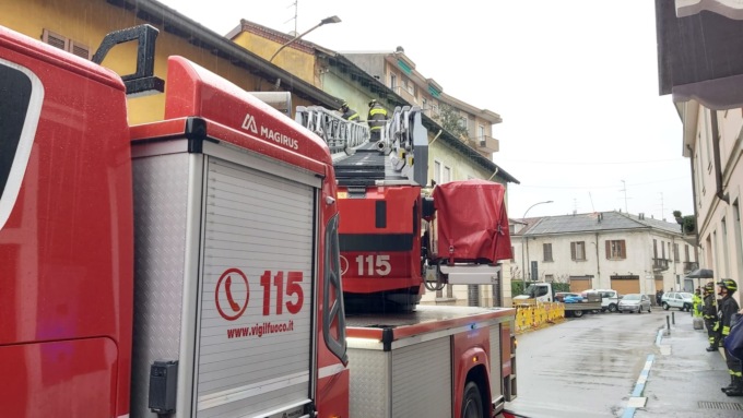 Esplosione in un box, arrivano i pompieri