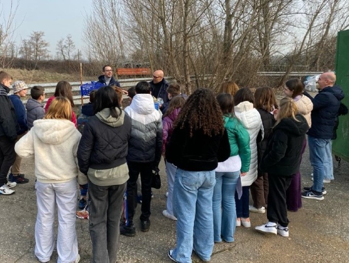 Studenti a lezione di educazione ambientale  all’ecocentro