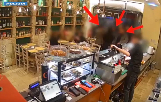 Inseguivano le persone e le derubavano nei ristoranti: arrestate tre persone VIDEO