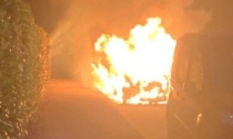 Tre auto distrutte dalle fiamme nella notte