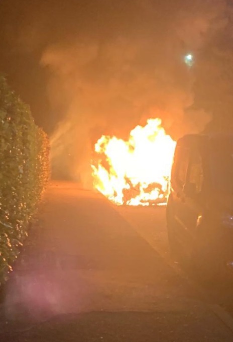 Tre auto distrutte dalle fiamme nella notte