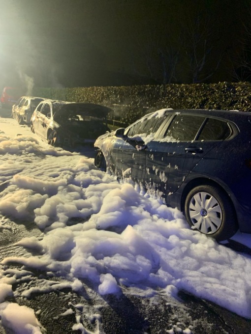 Tre auto distrutte dalle fiamme nella notte