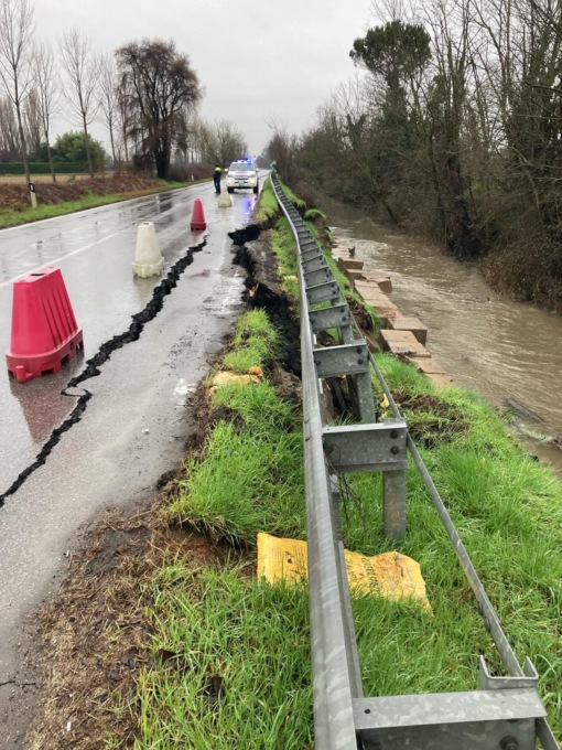 Piove e cede un pezzo della strada provinciale 38 a Gaggiano