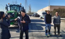 Protesta dei trattori alla sede di Esselunga: presente anche Abbiategrasso