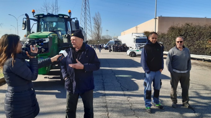 Protesta dei trattori alla sede di Esselunga: presente anche Abbiategrasso