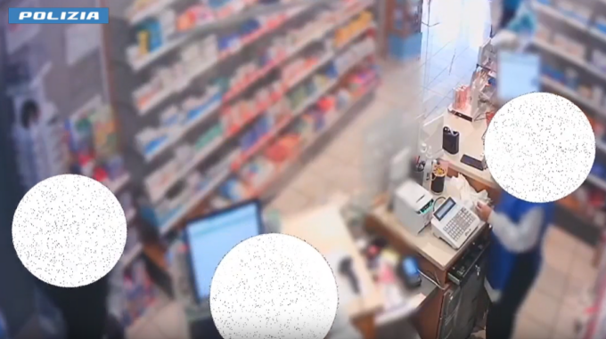 Rapina una farmacia mentre è ai domiciliari: arrestato dalla Polizia VIDEO