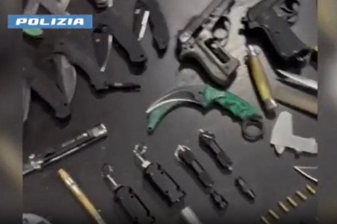 Droga e armi da guerra in casa: arrestato 40enne VIDEO