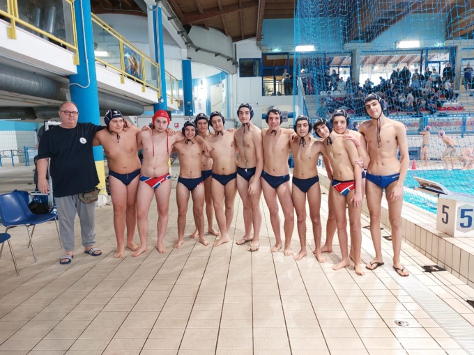 Gli under 11 della Rari Nantes Legnano festeggiano la prima vittoria