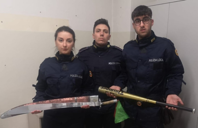 Fermato con una mazza da baseball e una scimitarra: denunciato