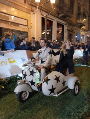 Lorella Cuccarini e  «La notte vola» sul sidecar di Rho