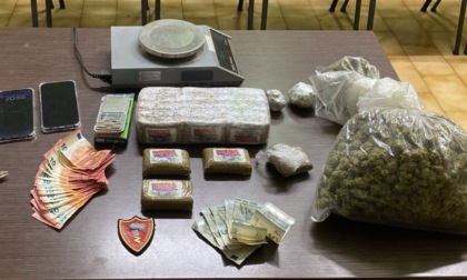 Carabinieri sentono odore di mairjuana e scoprono la "base" del pusher