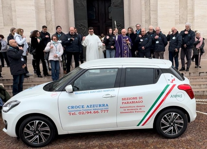 La vettura donata alla Croce Azzurra ha ricevuto la benedizione
