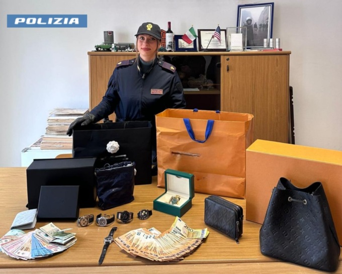 Furti nelle auto ferme fuori scuola: 2 arresti da parte della Polizia