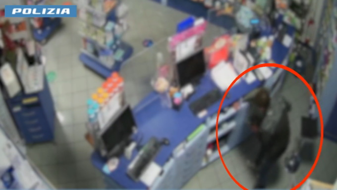 Accusato di dieci rapine in farmacie e negozi: arrestato un 19enne