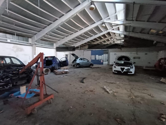 Un deposito di auto rubate e cannibalizzate scovato dalla Polizia Locale