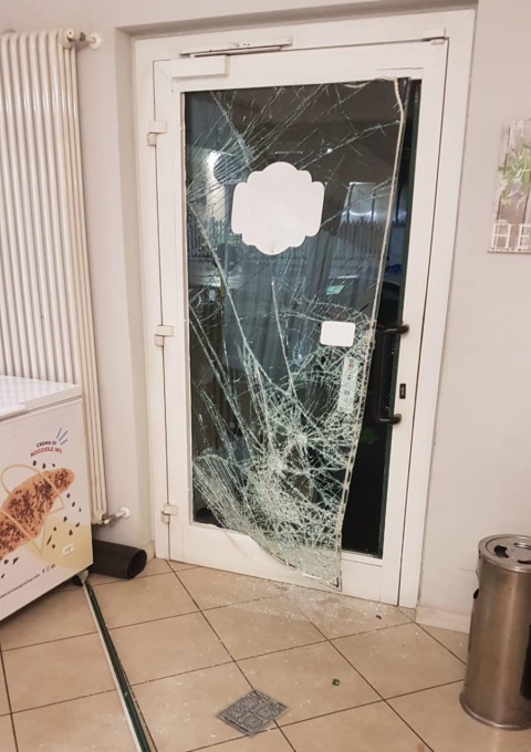 Spaccata notturna al bar: via contanti, alcolici e salumi