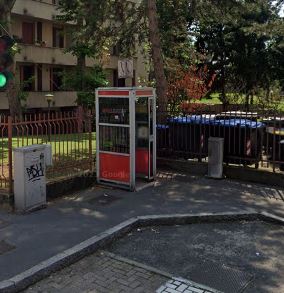 La vecchia cabina telefonica diventa casa per i libri