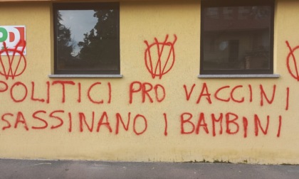 Il Pd sulle scritte no vax sui muri del circolo: "Una violenza alla nostra comunità e a tutta la città"