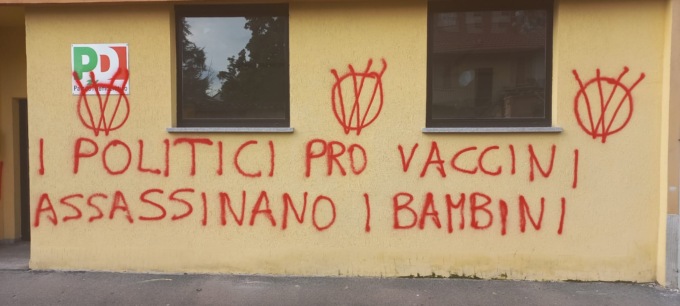 Il Pd sulle scritte no vax sui muri del circolo: “Una violenza alla nostra comunità e a tutta la città”