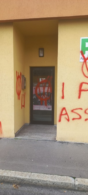 Il Pd sulle scritte no vax sui muri del circolo: "Una violenza alla nostra comunità e a tutta la città"