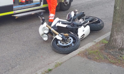 Con la moto si schianta contro un albero