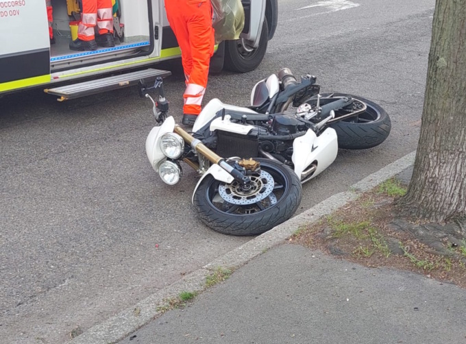 Con la moto si schianta contro un albero