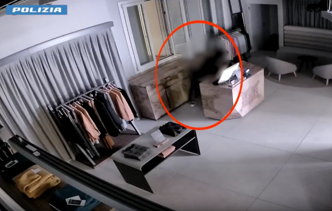 Sedici spaccate a ristoranti e negozi: arrestate sette persone