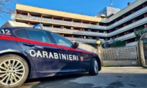 Blitz dei Carabinieri, anche con l'Unità cinofila, in un condominio