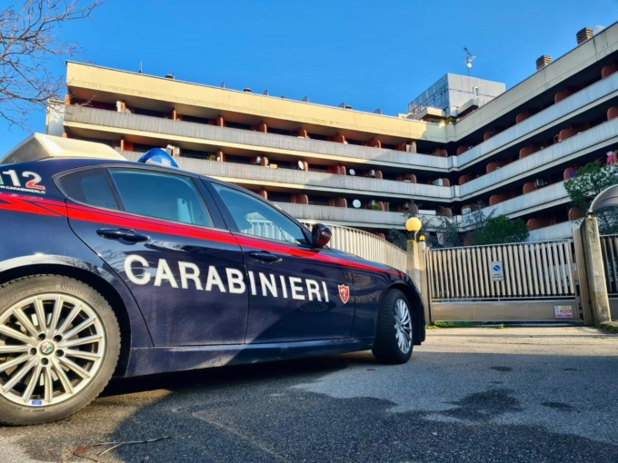 Blitz dei Carabinieri, anche con l’Unità cinofila, in un condominio