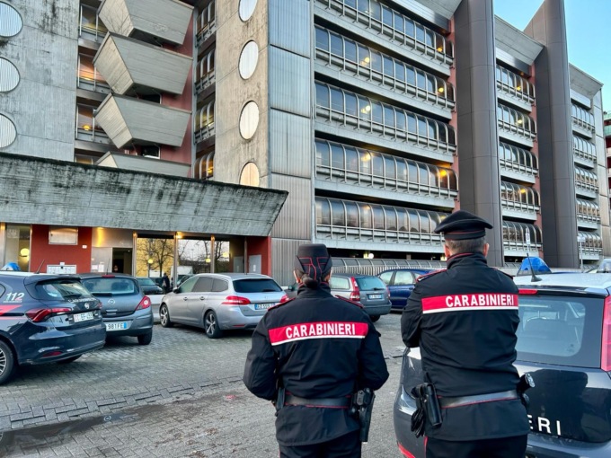 Unità cinofila al Falcon residence di Pero: trovati cinque irregolari e della droga