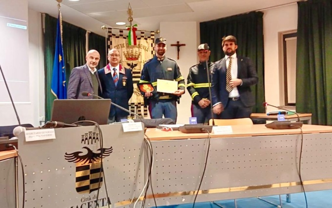 Magenta premia l’agente della Polstrada che salvò un uomo dal suicidio