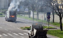 Camion dei rifiuti in fiamme a Cornaredo